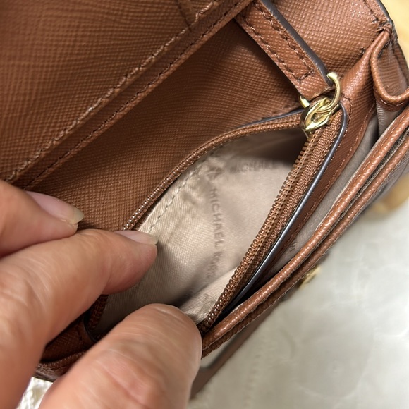 🖤NWOT💕MK snap closure tan leather wallet - Picture 12 of 16